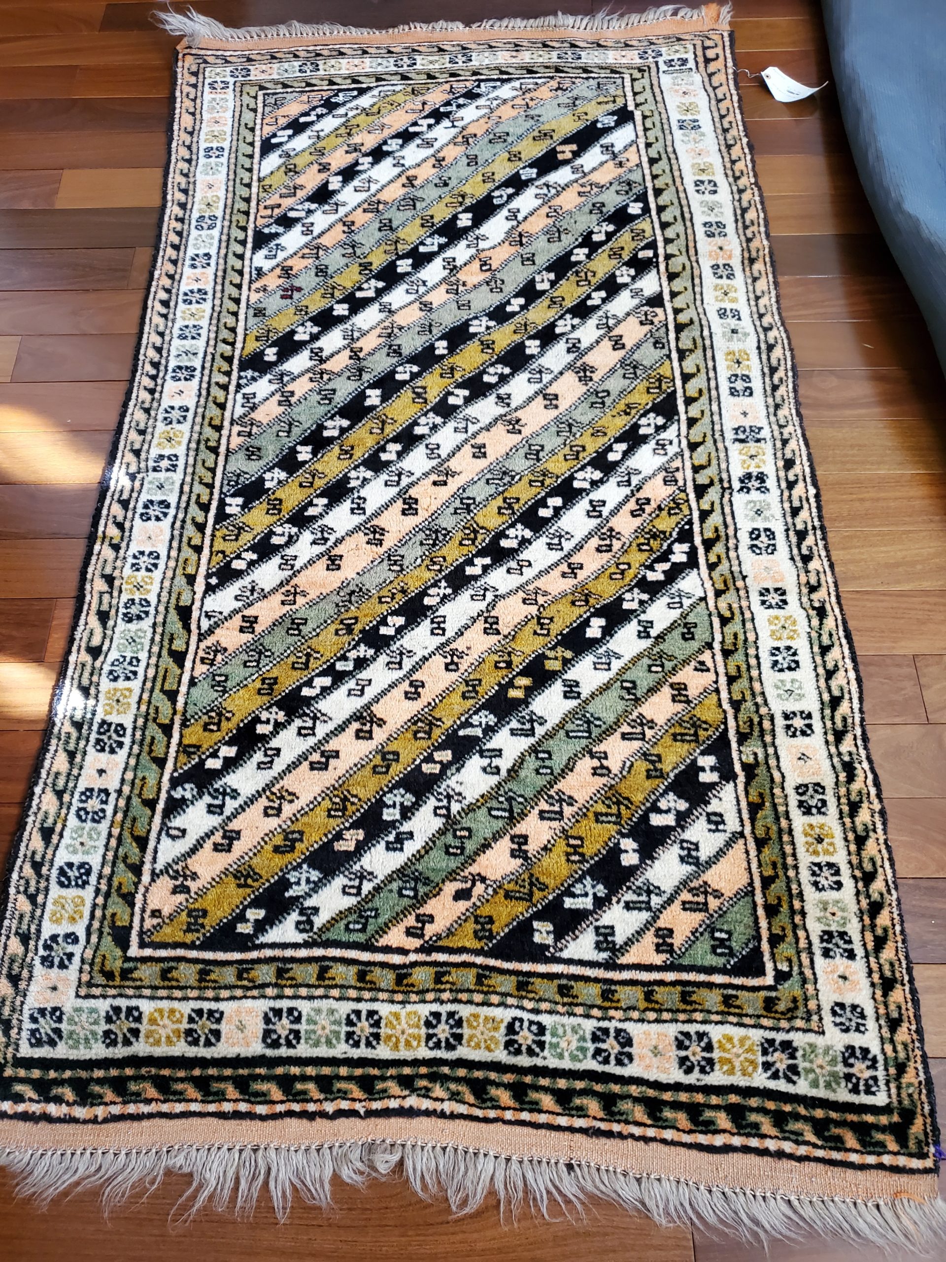 40 x 50 INCH SHIRVAN RUG IN EXCELLENT CONDITION